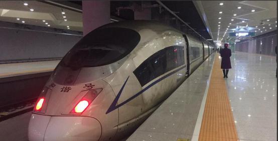  穿越霧霾區的高鐵，塵埃布滿整個車身