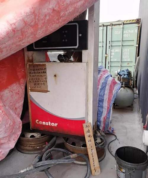 2018年11月1日，中央第三生態(tài)環(huán)境保護(hù)督察組進(jìn)駐山東省開(kāi)展&ldquo;回頭看&rdquo;。通過(guò)對(duì)相關(guān)部門(mén)走訪問(wèn)詢，并抽查有關(guān)企業(yè)，發(fā)現(xiàn)山東省物流運(yùn)輸企業(yè)違規(guī)使用普通柴油或其他高硫分燃油問(wèn)題依然十分突出，柴油貨車(chē)尾氣污染嚴(yán)重。  一、基本情況  《大氣污染防治法》明確，禁止向汽車(chē)和摩托車(chē)銷(xiāo)售普通柴油以及其他非機(jī)動(dòng)車(chē)用燃料。第一輪中央環(huán)保督察反饋指出，山東省以普通柴油替代車(chē)用柴油的情況較多，濱州等地市大量物流運(yùn)輸企業(yè)違規(guī)使用普通柴油，尾氣污染問(wèn)題突出。  為此，山東省整改方案要求，杜絕違規(guī)使用普通柴油的情況，并明確由原省工商局負(fù)責(zé)部署推進(jìn)相應(yīng)整改工作。原省工商局于2018年8月1日上報(bào)山東省環(huán)境保護(hù)督察反饋意見(jiàn)整改工作領(lǐng)導(dǎo)小組，聲稱該問(wèn)題完成整改并銷(xiāo)號(hào)。  二、主要問(wèn)題  督察發(fā)現(xiàn)，原山東省工商局作為整改責(zé)任主體沒(méi)有認(rèn)真履行整改職責(zé)，未就整改工作進(jìn)行部署推進(jìn)，整改任務(wù)目標(biāo)完全落空，全省物流運(yùn)輸企業(yè)違規(guī)使用普通柴油或高硫分燃油問(wèn)題依然普遍存在。  （一）違規(guī)售油無(wú)人管。督察組抽查3個(gè)地市的4家煉化公司，發(fā)現(xiàn)這些煉化公司違規(guī)大量向物流運(yùn)輸企業(yè)銷(xiāo)售普通柴油或其他高硫分燃油，導(dǎo)致這些柴油大量替代車(chē)用柴油使用，污染嚴(yán)重。2018年，東營(yíng)齊潤(rùn)化工有限公司將3萬(wàn)余噸硫含量近2000mg/kg的常壓柴油售給物流運(yùn)輸企業(yè)和加油站，墾利石化有限公司也將3萬(wàn)余噸硫含量2000-3000mg/kg的燃油售給相關(guān)物流運(yùn)輸企業(yè)和加油站，硫含量最高超標(biāo)約300倍。2017年中央環(huán)保督察以來(lái)，山東匯豐石化集團(tuán)有限公司將近40萬(wàn)噸普通柴油銷(xiāo)往多家物流運(yùn)輸企業(yè)，濰坊市昌邑石化有限公司將5萬(wàn)余噸國(guó)Ⅳ和國(guó)Ⅴ的普通柴油售給物流運(yùn)輸企業(yè)。現(xiàn)場(chǎng)抽查發(fā)現(xiàn)，物流運(yùn)輸企業(yè)多數(shù)在自身停車(chē)場(chǎng)內(nèi)私自安裝加油裝置，將所購(gòu)違規(guī)油品自用，昌邑市盛宏物流有限公司甚至違法轉(zhuǎn)售其他社會(huì)車(chē)輛。   圖1 昌邑市盛宏物流有限公司在停車(chē)場(chǎng)內(nèi)私設(shè)加油裝置  （二）督察整改做樣子。原省工商局作為督察整改的責(zé)任主體，接受任務(wù)時(shí)服從安排，實(shí)際整改時(shí)做做樣子。督察反饋明確指出問(wèn)題主要是煉化公司違法向物流運(yùn)輸企業(yè)銷(xiāo)售普通柴油替代車(chē)用柴油使用，導(dǎo)致汽車(chē)尾氣污染。但原省工商局等部門(mén)整改時(shí)僅部署對(duì)加油站和成品油倉(cāng)儲(chǔ)批發(fā)企業(yè)的檢查，沒(méi)有將煉化公司到物流運(yùn)輸企業(yè)的黑色鏈條作為查處對(duì)象。整改工作指東打西，真正問(wèn)題沒(méi)有觸及。另外，整改方案明確的目標(biāo)是&ldquo;強(qiáng)化日常監(jiān)督管理，杜絕違規(guī)使用普通柴油&rdquo;；但原省工商局擅自在銷(xiāo)號(hào)材料中將目標(biāo)改為&ldquo;針對(duì)加油站開(kāi)展專項(xiàng)整治行動(dòng)&rdquo;，以此蒙混過(guò)關(guān)，虛假銷(xiāo)號(hào)。   圖2 原省工商局在銷(xiāo)號(hào)確認(rèn)表上弄虛作假  （三）執(zhí)法監(jiān)管走過(guò)場(chǎng)。2017年以來(lái)，山東省各市共打擊取締非法加油點(diǎn)近2000家，但僅對(duì)涉案物流運(yùn)輸企業(yè)進(jìn)行了處罰，未能以此為線索追根溯源，對(duì)源頭煉化公司違規(guī)售油問(wèn)題進(jìn)行查處，煉化企業(yè)到物流運(yùn)輸企業(yè)的黑色鏈條始終未被斬?cái)唷? 一些煉化企業(yè)長(zhǎng)期游離于監(jiān)管之外，缺乏對(duì)法律的敬畏。2018年8月，生態(tài)環(huán)境部調(diào)研發(fā)現(xiàn)中國(guó)化工集團(tuán)山東昌邑石化有限公司涉嫌違法生產(chǎn)銷(xiāo)售國(guó)Ⅳ普通柴油，但在進(jìn)一步調(diào)查時(shí)，企業(yè)拒絕配合，不提供相關(guān)臺(tái)賬，并臨時(shí)編造相關(guān)記錄。&ldquo;回頭看&rdquo;進(jìn)駐后，督察組再次現(xiàn)場(chǎng)檢查，要求企業(yè)提供儲(chǔ)運(yùn)臺(tái)賬，企業(yè)依然拒絕提供，并繼續(xù)編造謊言，提供虛假材料，性質(zhì)十分惡劣。  對(duì)此，濰坊市查處不嚴(yán)不實(shí)，甚至試圖蒙混過(guò)關(guān)。在督察組兩次督導(dǎo)后，查處工作依然走過(guò)場(chǎng)，在未調(diào)度企業(yè)生產(chǎn)記錄和儲(chǔ)運(yùn)臺(tái)賬等關(guān)鍵證據(jù)的情況下，即采信企業(yè)說(shuō)法，甚至未調(diào)閱生產(chǎn)記錄就作出該企業(yè)2018年未生產(chǎn)銷(xiāo)售國(guó)Ⅳ普通柴油的結(jié)論。直到督察組再次督導(dǎo)、進(jìn)一步明確要求后才加大查處力度，發(fā)現(xiàn)該企業(yè)2018年實(shí)際以燃料油名義違規(guī)銷(xiāo)售國(guó)Ⅳ普通柴油4萬(wàn)多噸。  三、原因分析  原山東省工商局不在整改落實(shí)中下功夫，反而在整改銷(xiāo)號(hào)上動(dòng)腦筋，表面整改，虛假整改問(wèn)題突出。  山東省有關(guān)地市不敢動(dòng)真碰硬，對(duì)違法銷(xiāo)售不合格油品的黑色鏈條整治不力，未能對(duì)油品來(lái)源追根溯源，未對(duì)煉化企業(yè)的違法行為依法查處。